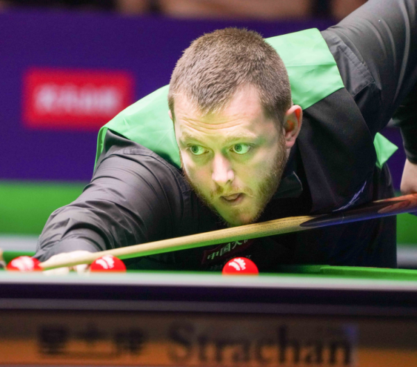 在前场逼抢 在前场逼抢